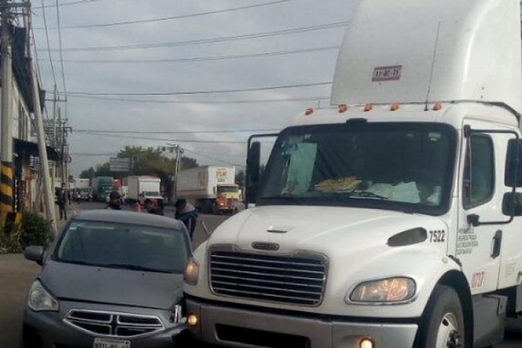 Chocan tráiler y auto en la México-Querétaro