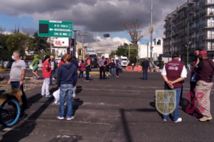 Cierran Av. Talismán por falta de agua