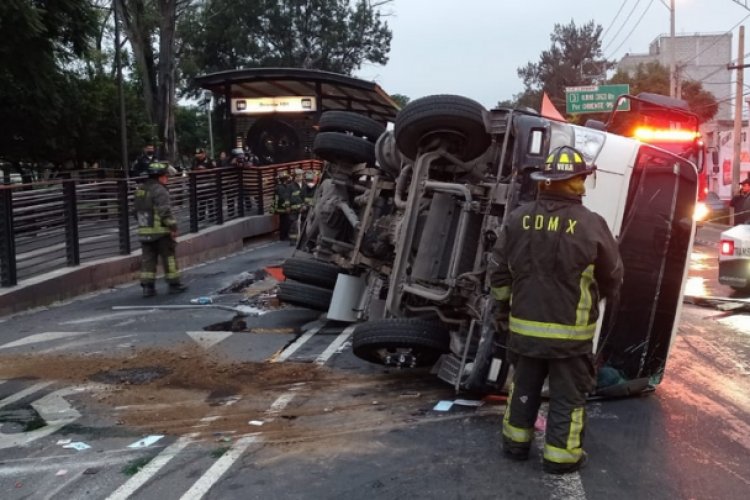 Vuelca pipa de gas LP en la Av. Eduardo Molina