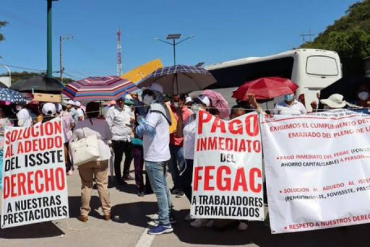 Protestan maestros y personal sanitario en Gro.