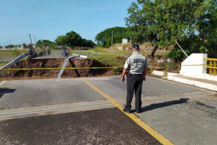 Colapsa puente tras desbordamiento de río en Nayarit