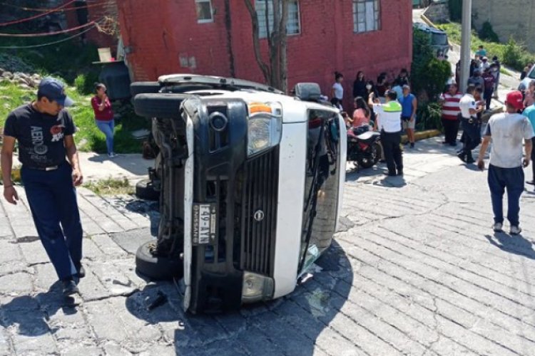 Transporte escolar vuelca en Tlalnepantla