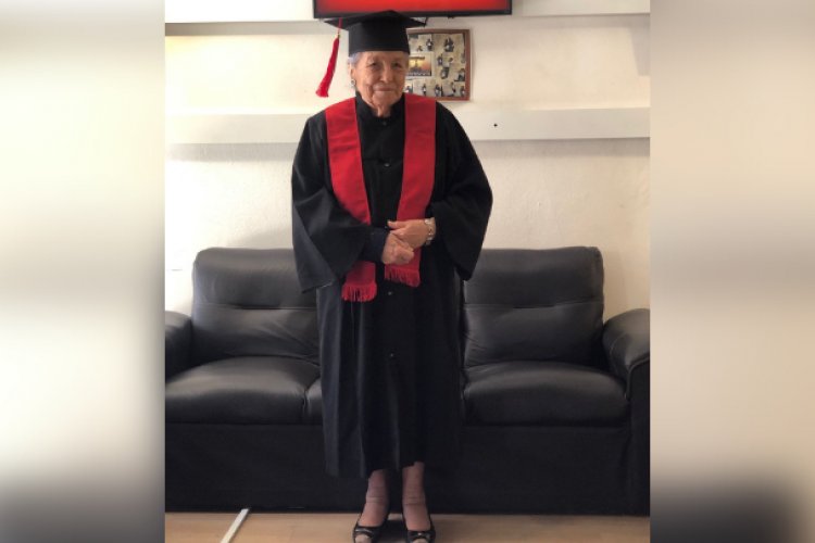 ¡Todo un orgullo! Mujer se gradúa a sus 93 años