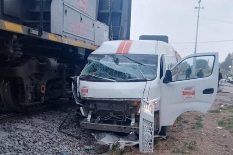 Combi es embestida por tren en Acolman
