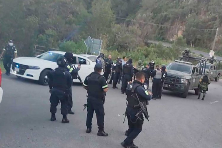 Policías se refugian en iglesia por disparos en Coatepec