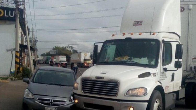 Chocan tráiler y auto en la México-Querétaro