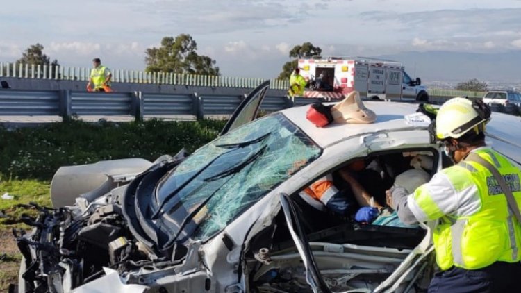 Auto se estrella contra muro en la México-Puebla