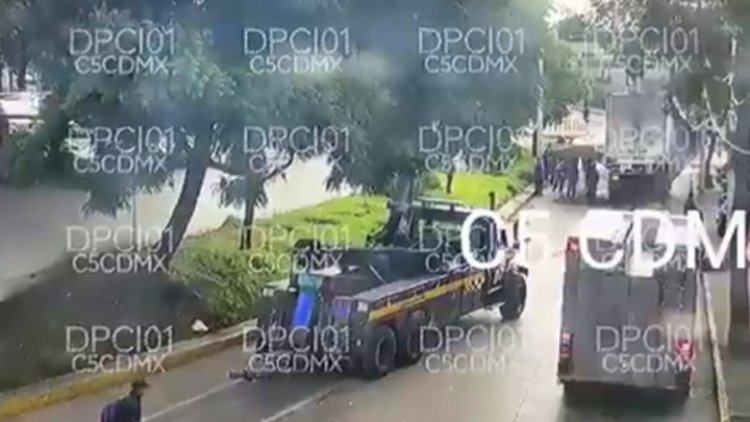 Tráiler se atora en Bajo Puente de Río Churubusco