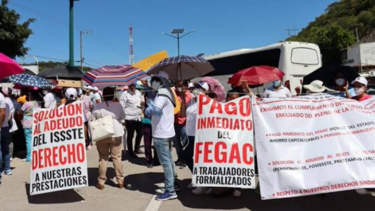 Protestan maestros y personal sanitario en Gro.