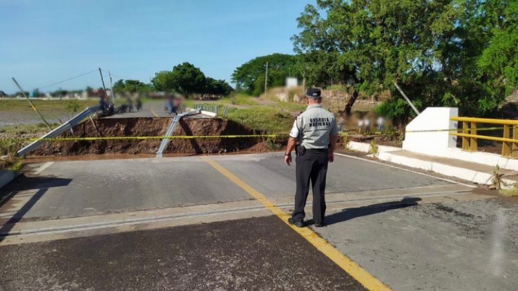 Colapsa puente tras desbordamiento de río en Nayarit