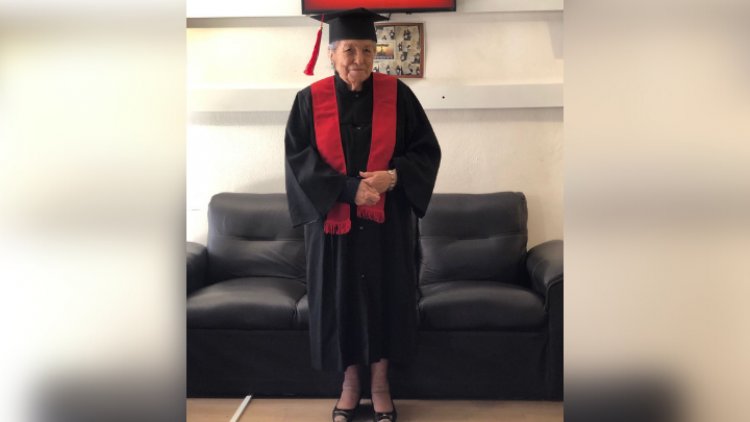 ¡Todo un orgullo! Mujer se gradúa a sus 93 años