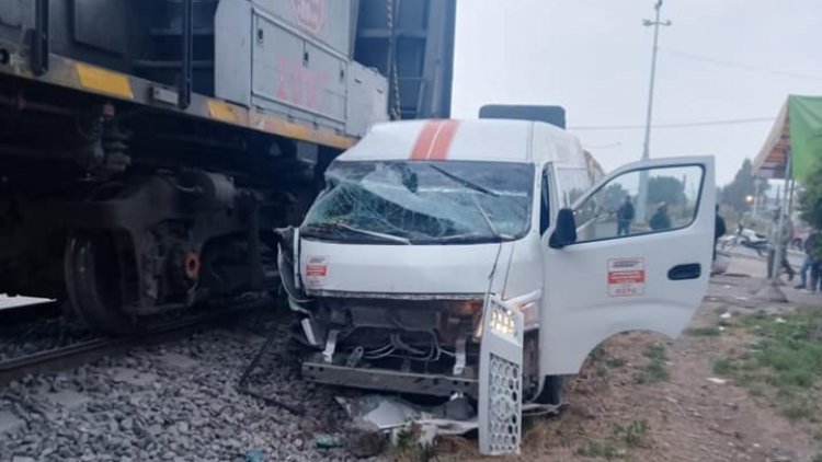Combi es embestida por tren en Acolman