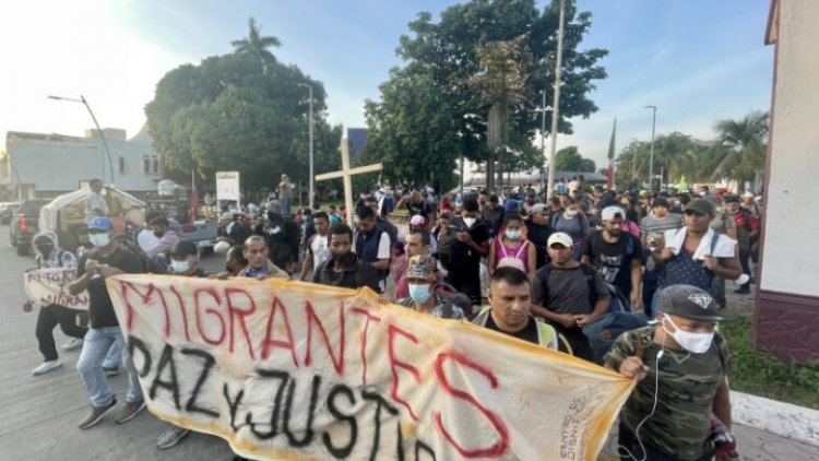 Caravana migrante sale de Chiapas; va a la CDMX