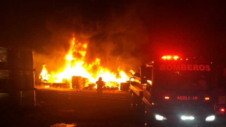 Se incendia fábrica de plásticos en Acolman