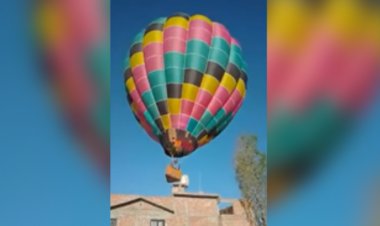 Globo aerostático impacta techo de casa en León