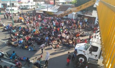 Cierran migrantes autopista de Chiapas a Guatemala