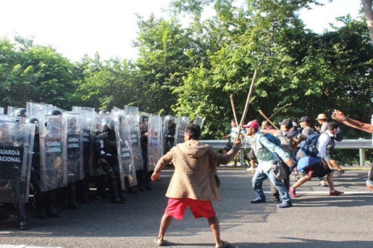 Caravana migrante se enfrenta con GN en Chiapas