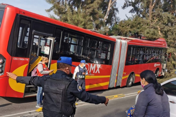 Impacta Metrobús contra árbol en GAM