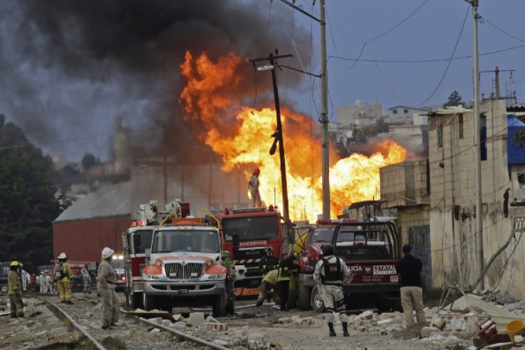 Suman tres muertos por explosiones en Puebla