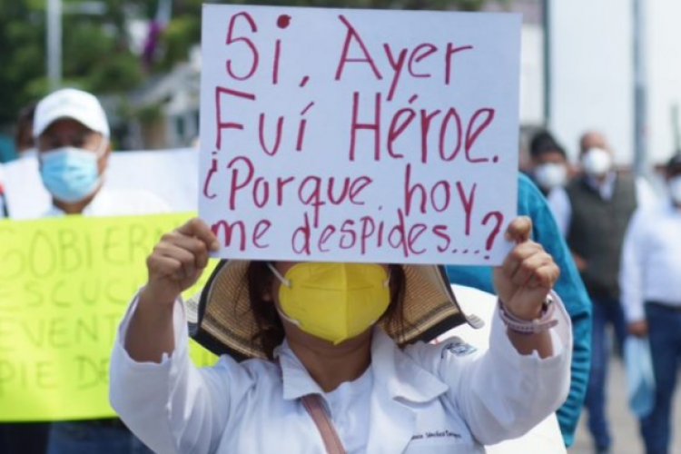 Personal médico de Oaxaca protesta en palacio nacional