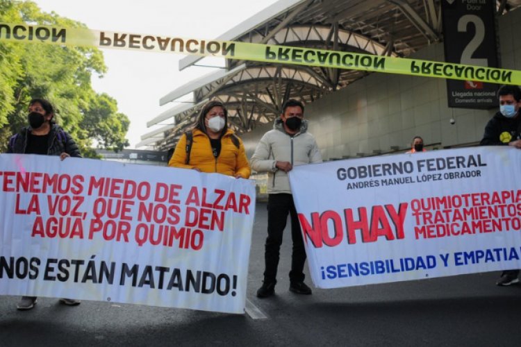 Se retiran padres de niños con cáncer del AICM