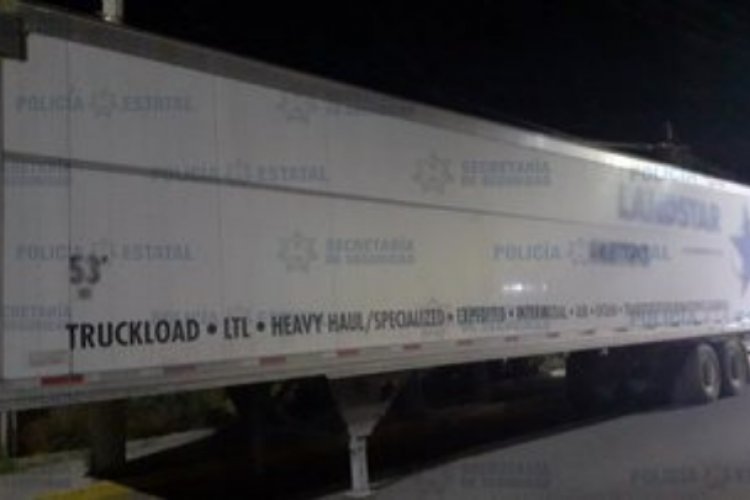 Abandonan caja de tráiler con electrodomésticos