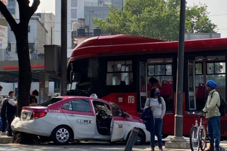 Colisionan taxi y metrobús en Insurgentes