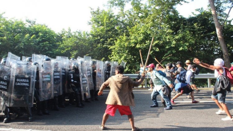 Caravana migrante se enfrenta con GN en Chiapas