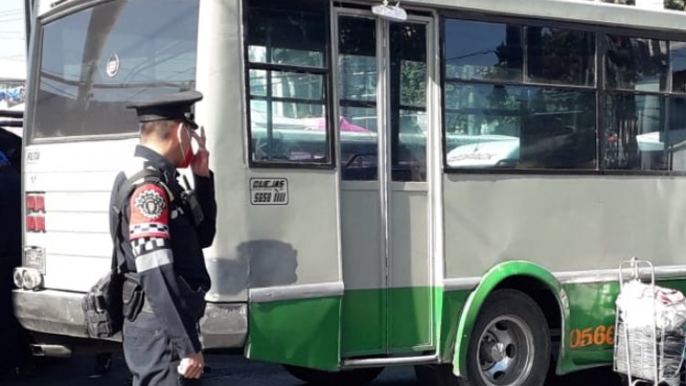 Microbuses provocan dos percances en la CDMX