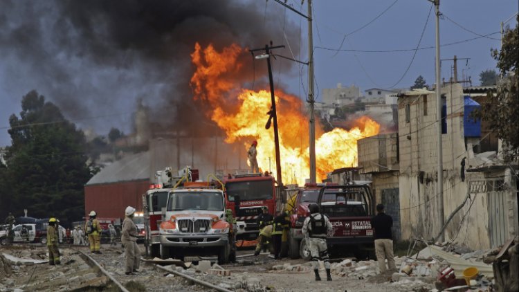 Suman tres muertos por explosiones en Puebla