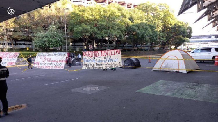 Mantienen bloqueo por más de 24 horas en el AICM