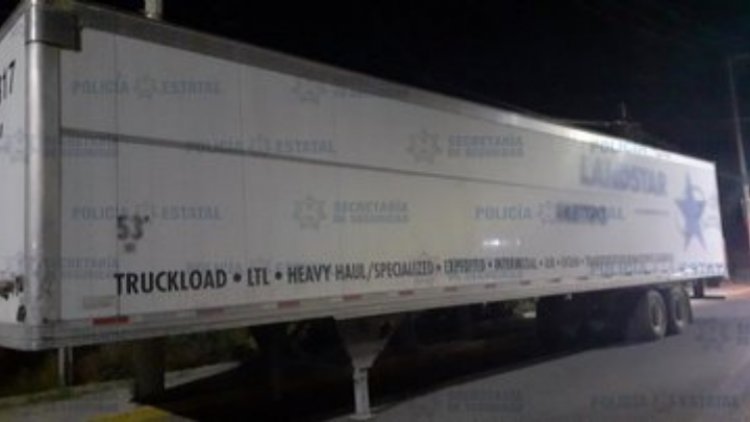 Abandonan caja de tráiler con electrodomésticos