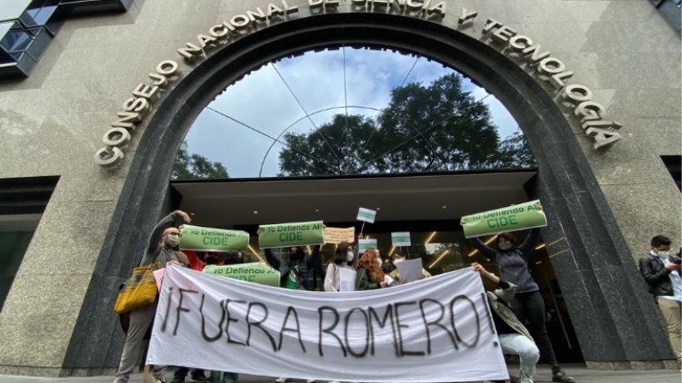 Protestan estudiantes del CIDE frente al CONACYT