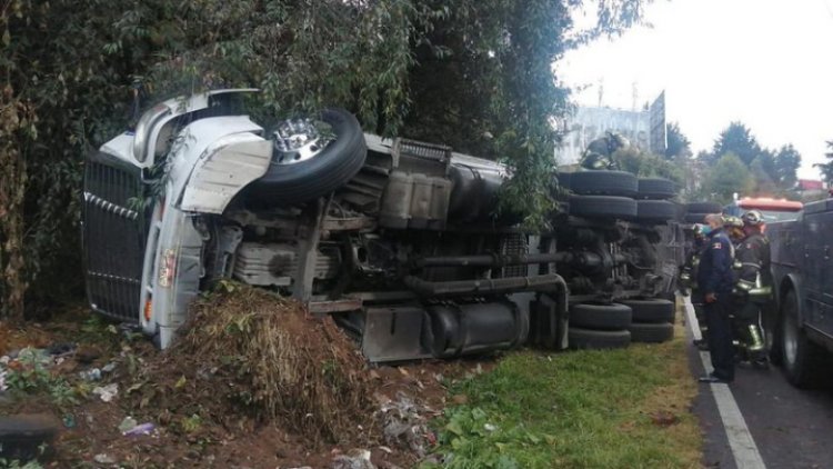 Caos en la México-Toluca por volcadura de tráiler