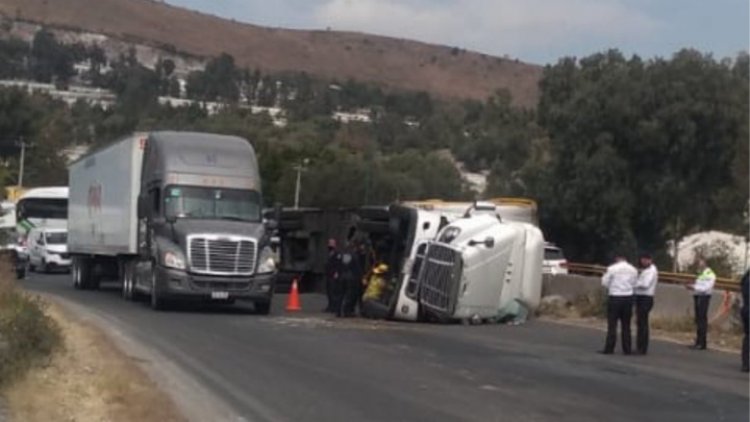 Vuelca tráiler frente a panteón en Tlalnepantla