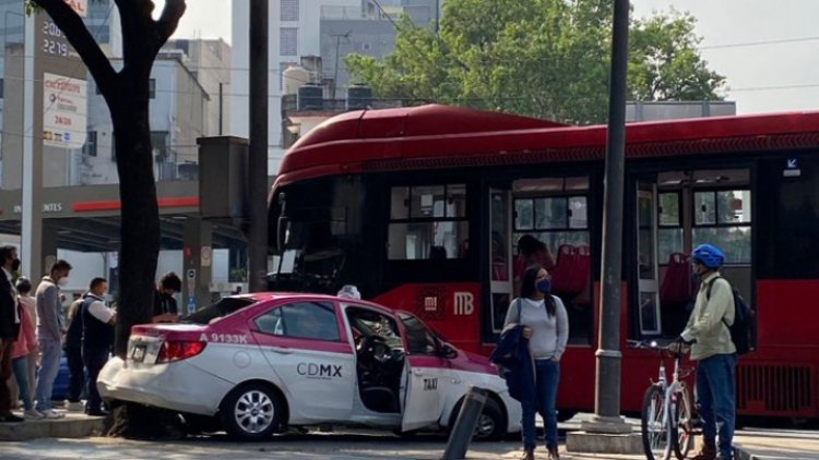 Colisionan taxi y metrobús en Insurgentes