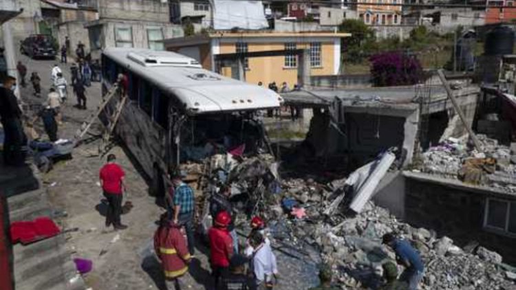 Suman 22 muertos tras accidente de autobús en Joquicingo, Edomex