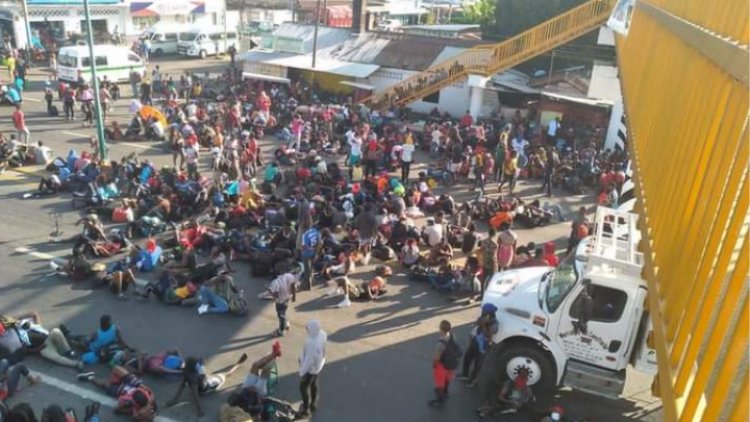 Cierran migrantes autopista de Chiapas a Guatemala