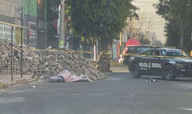 Hallan cadáver embolsado en Neza