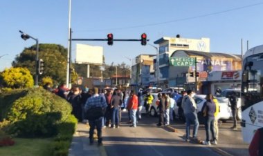 Riñen choferes de Uber y policías en Puebla