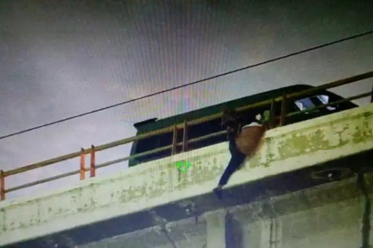 Policías evitan suicidio de hombre en Atizapán