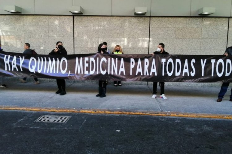 Padres de niños con cáncer protestan en AICM