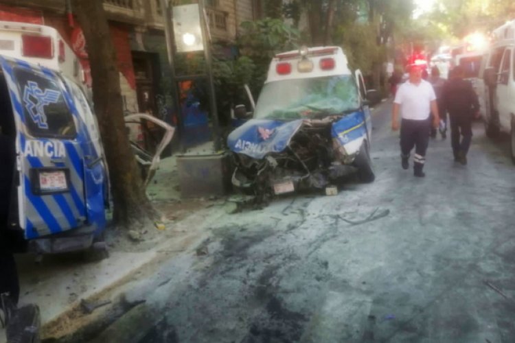 Choque entre ambulancias deja 7 heridos