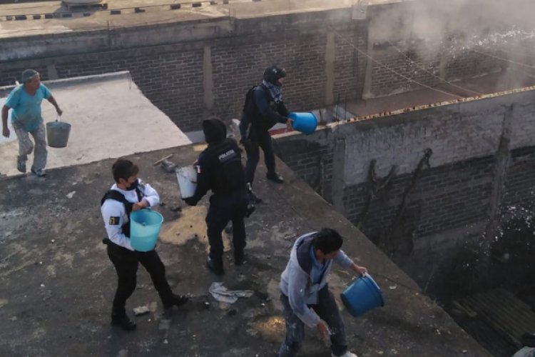 Sofocan incendio en casa habitación en Neza