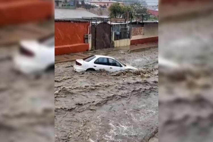 Coladera devora a persona en Baja California