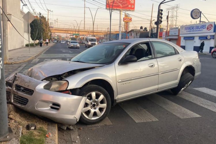 Conductor borracho deja auto chocado en Metepec