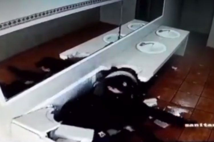 Así terminó momento romántico entre policías