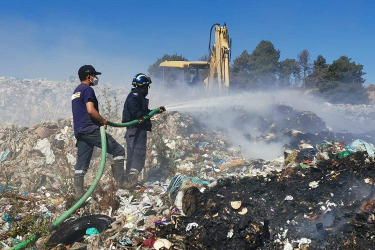 Sofocan incendio en tiradero de Ozumba
