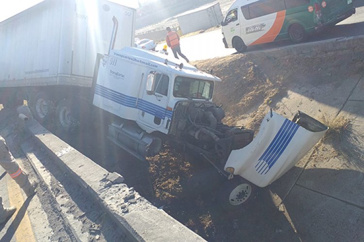 Tráiler cae en zanja en la Texcoco-Lechería