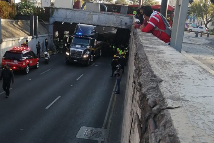 Tráiler se atora en bajo Puente de Viaducto